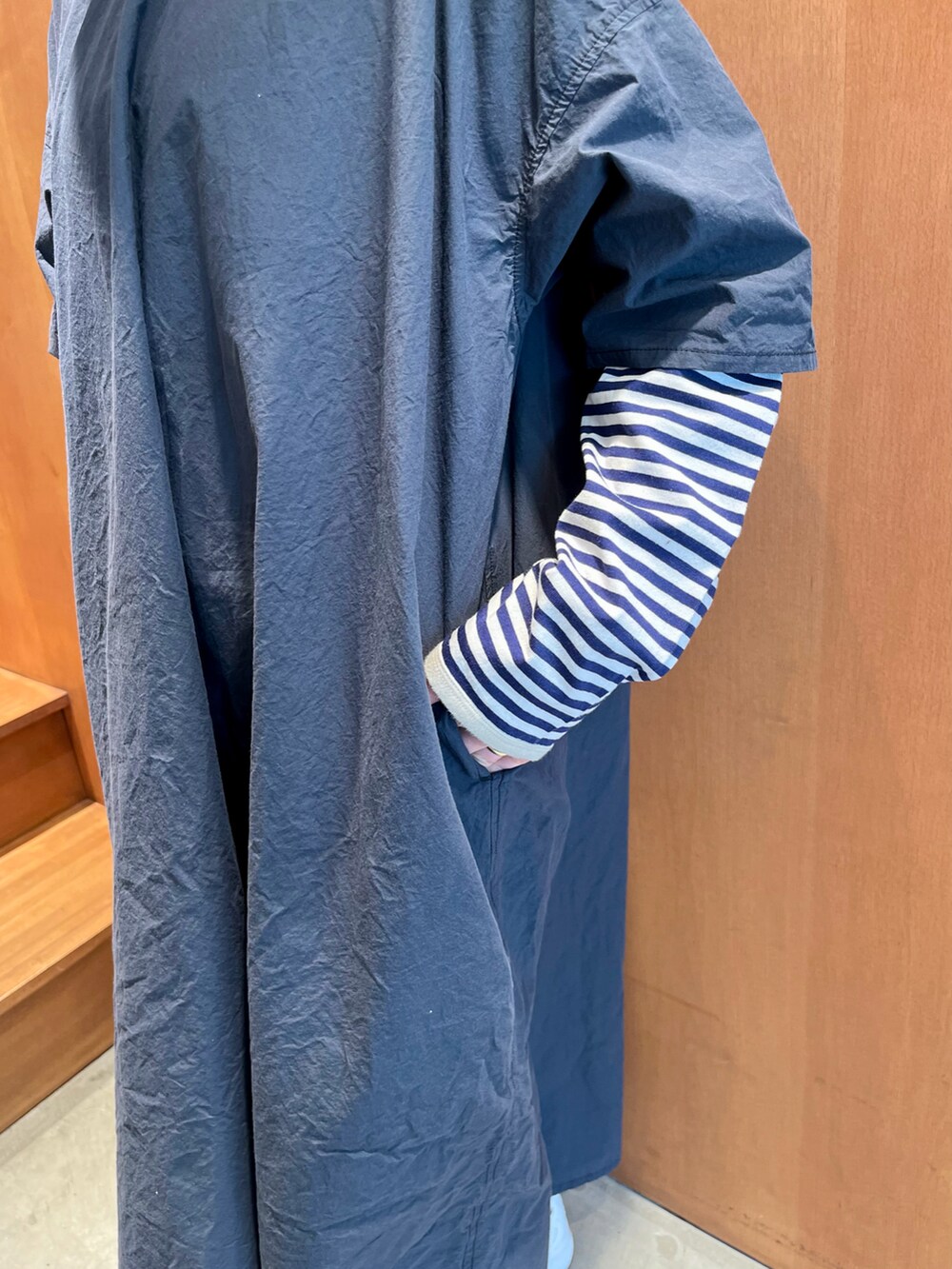 ブルー系のワンピース、ブルー系のTシャツ/カットソーを着用したレディースの春コーディネートの4枚目の写真