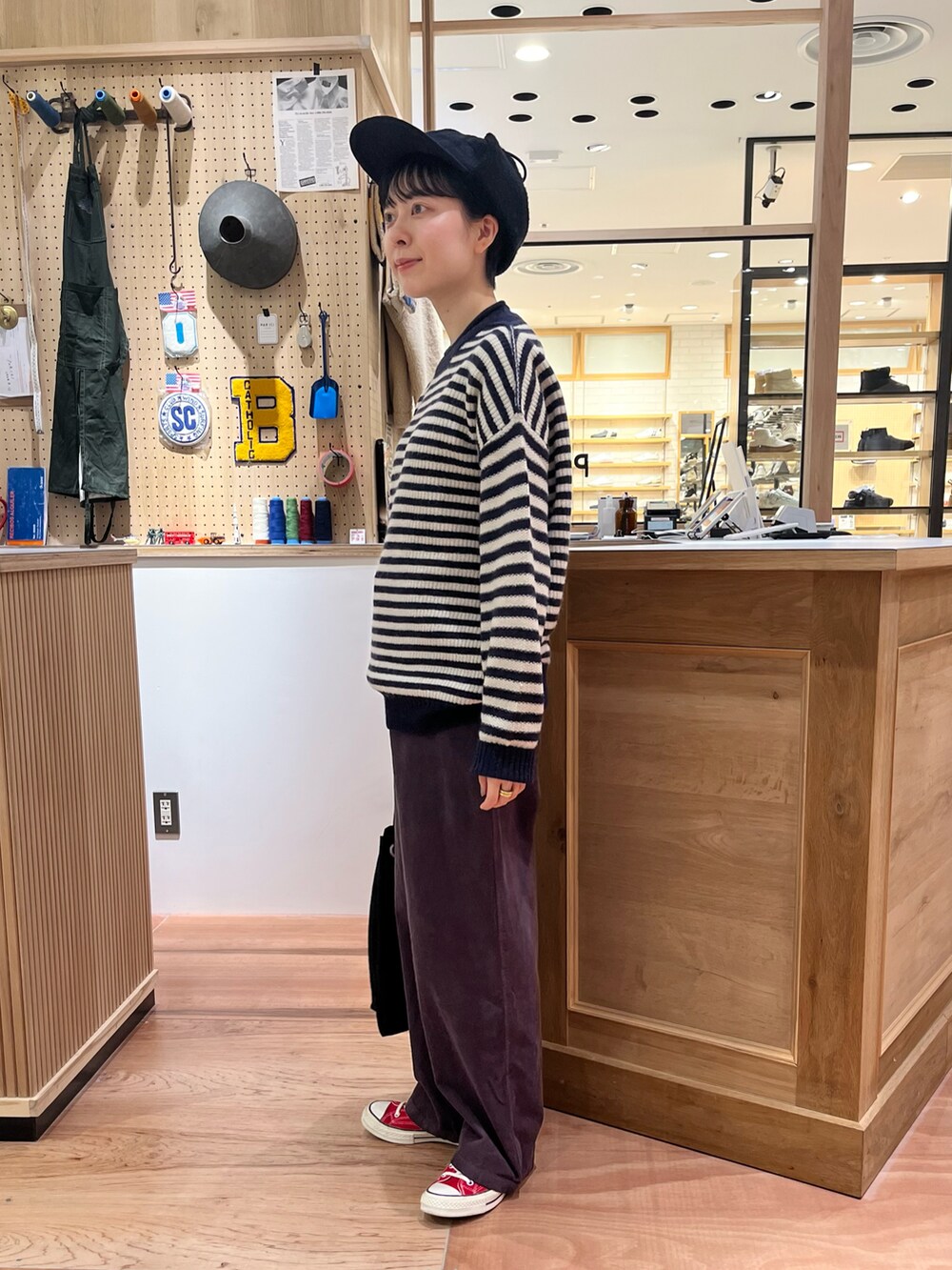 その他のニット/セーター、グレー系のその他パンツ、ブラック系のトートバッグを着用したレディースの秋コーディネートの2枚目の写真