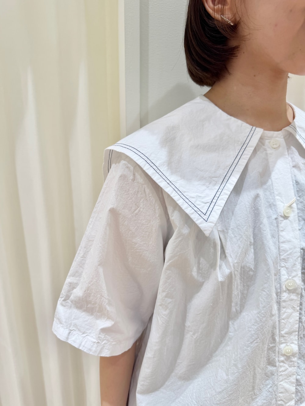 ホワイト系のシャツ/ブラウス、ブルー系のその他パンツ、ブラウン系のモカシン/デッキシューズを着用したレディースの春コーディネートの4枚目の写真