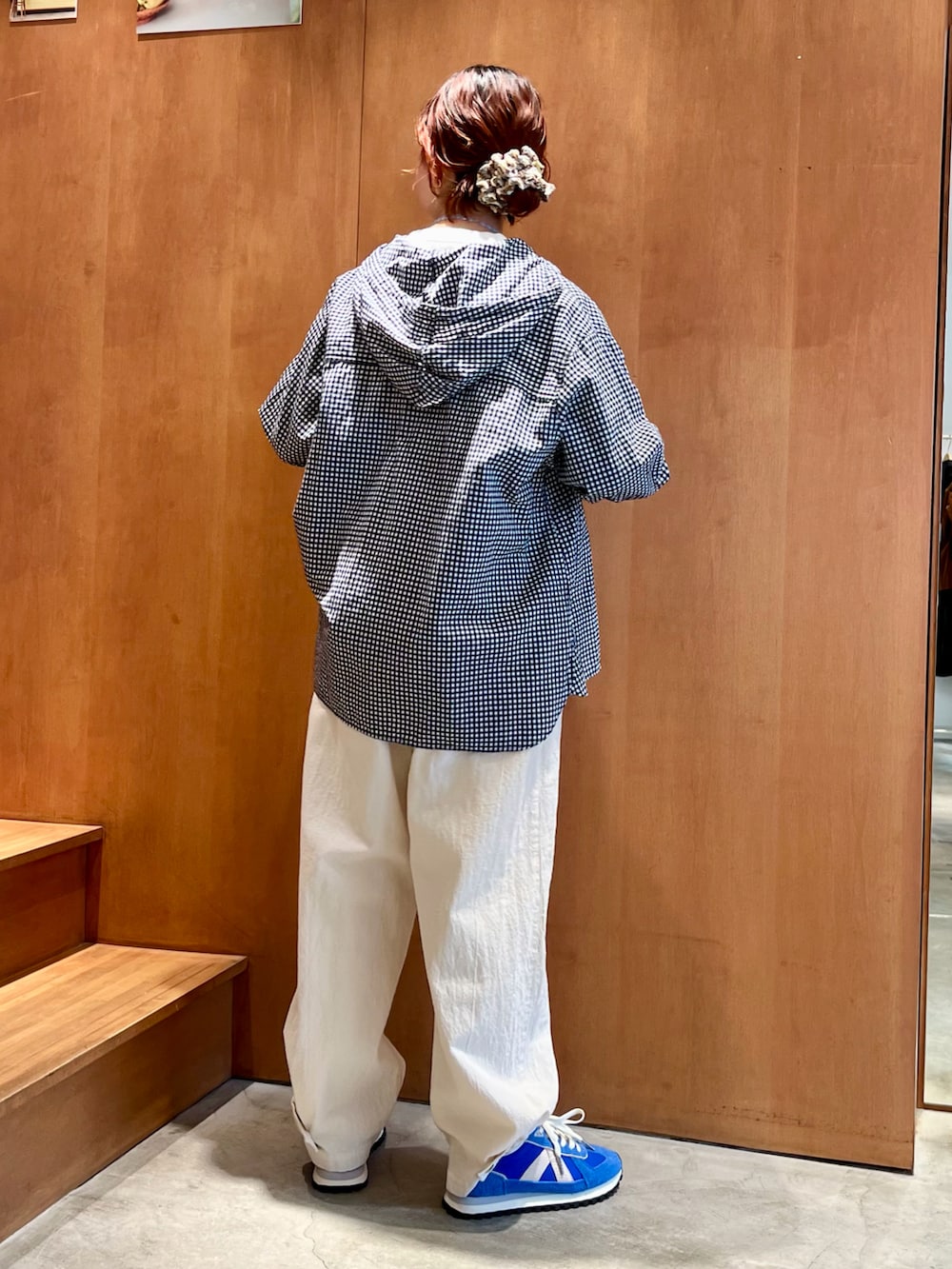 ブルー系のシャツ/ブラウス、ホワイト系のTシャツ/カットソー、ホワイト系のその他パンツを着用したレディースの春コーディネートの2枚目の写真