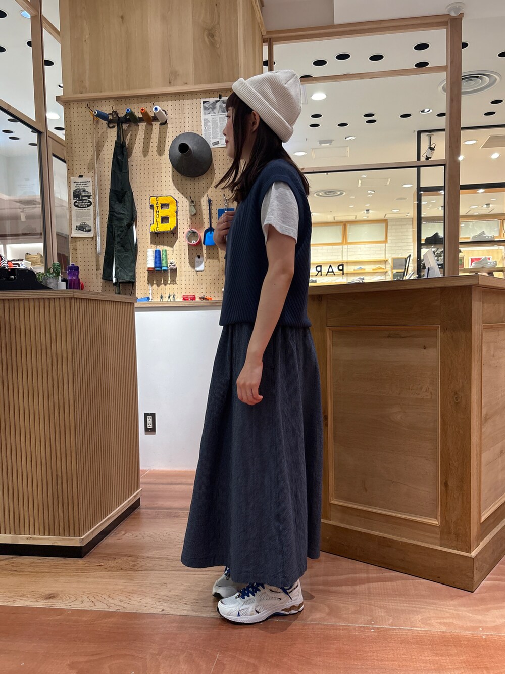 ブルー系のベスト、その他のスカート、グレー系のTシャツ/カットソーを着用したレディースの春コーディネートの2枚目の写真