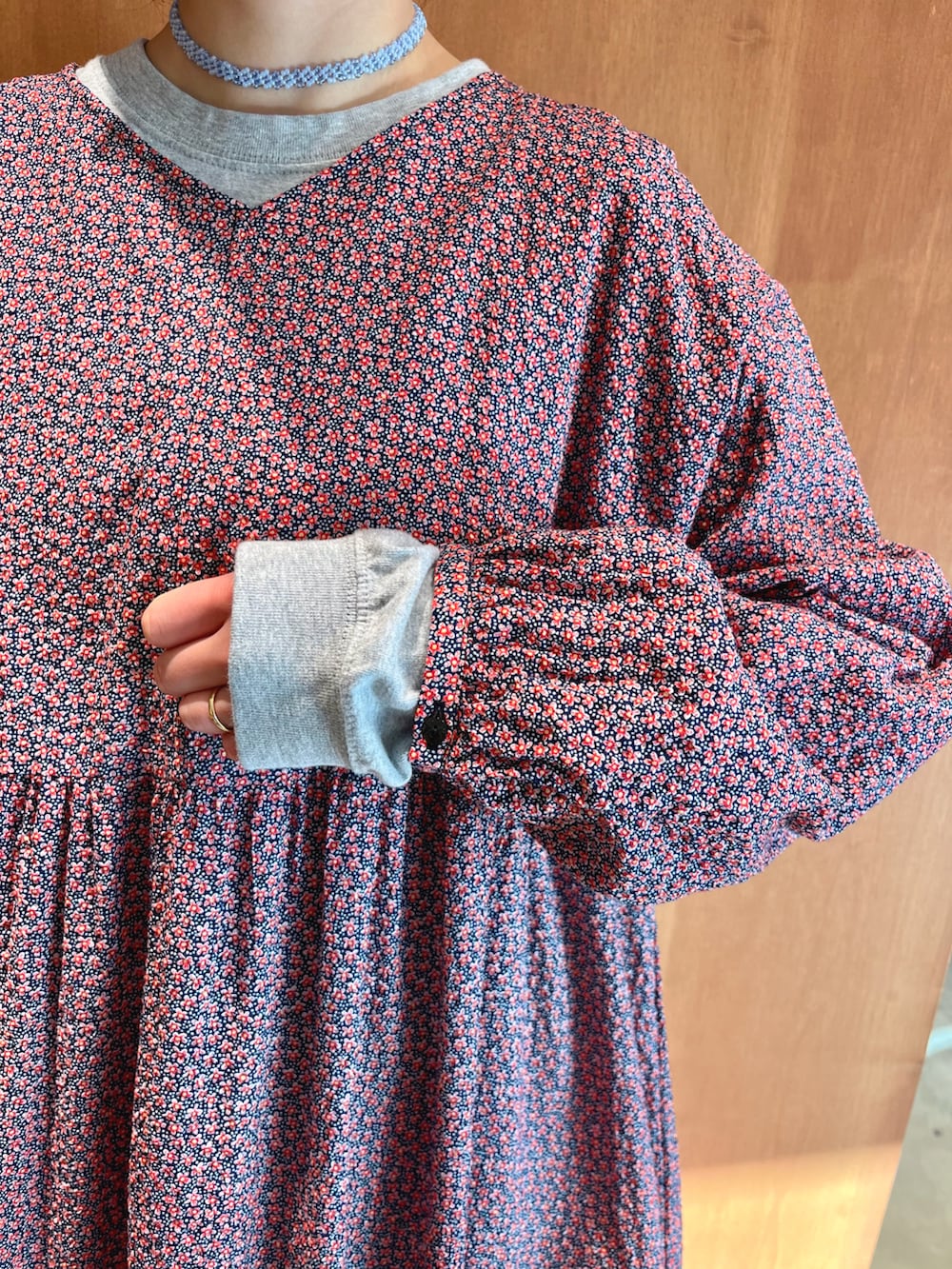 レッド系のワンピース、グレー系のTシャツ/カットソーを着用したレディースの冬コーディネートの4枚目の写真