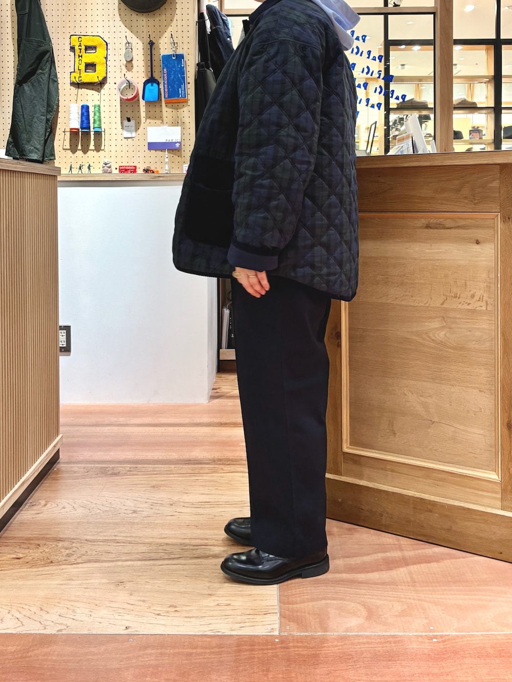 グレー系のスウェット、ブルー系のシャツ/ブラウス、ブルー系のブルゾンを着用したレディースの冬コーディネートの2枚目の写真