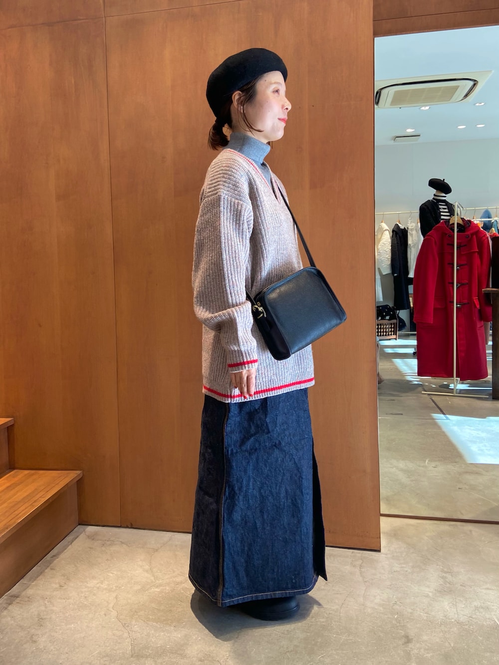 その他のニット/セーター、グレー系のニット/セーター、ブラック系のショルダーバッグを着用したレディースの秋コーディネートの2枚目の写真