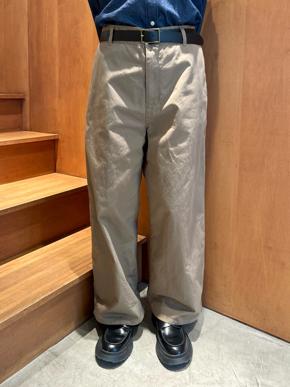 グリーン系のその他パンツ、ブルー系のシャツ/ブラウス、ブラック系のベルトを着用したレディースの秋コーディネートの5枚目の写真
