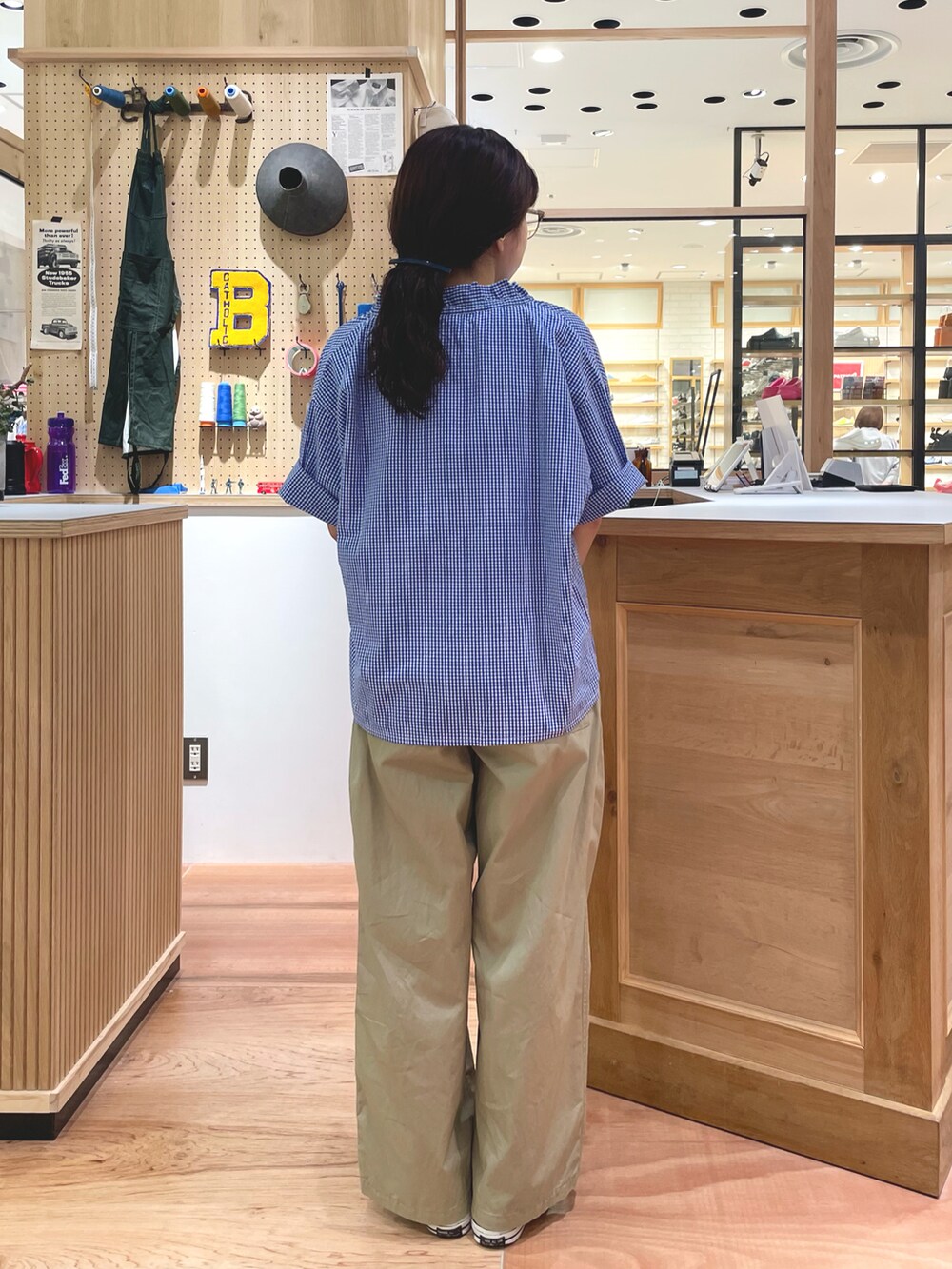 ブルー系のシャツ/ブラウス、ホワイト系のTシャツ/カットソー、ベージュ系のその他パンツを着用したレディースの春コーディネートの2枚目の写真