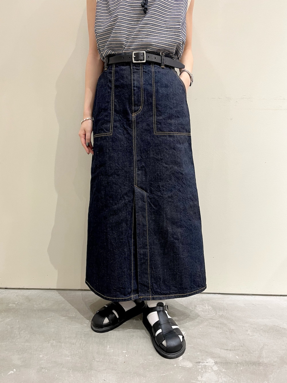 ブルー系のTシャツ/カットソー、ブルー系のデニムスカート、ブルー系のハットを着用したレディースの春コーディネートの4枚目の写真