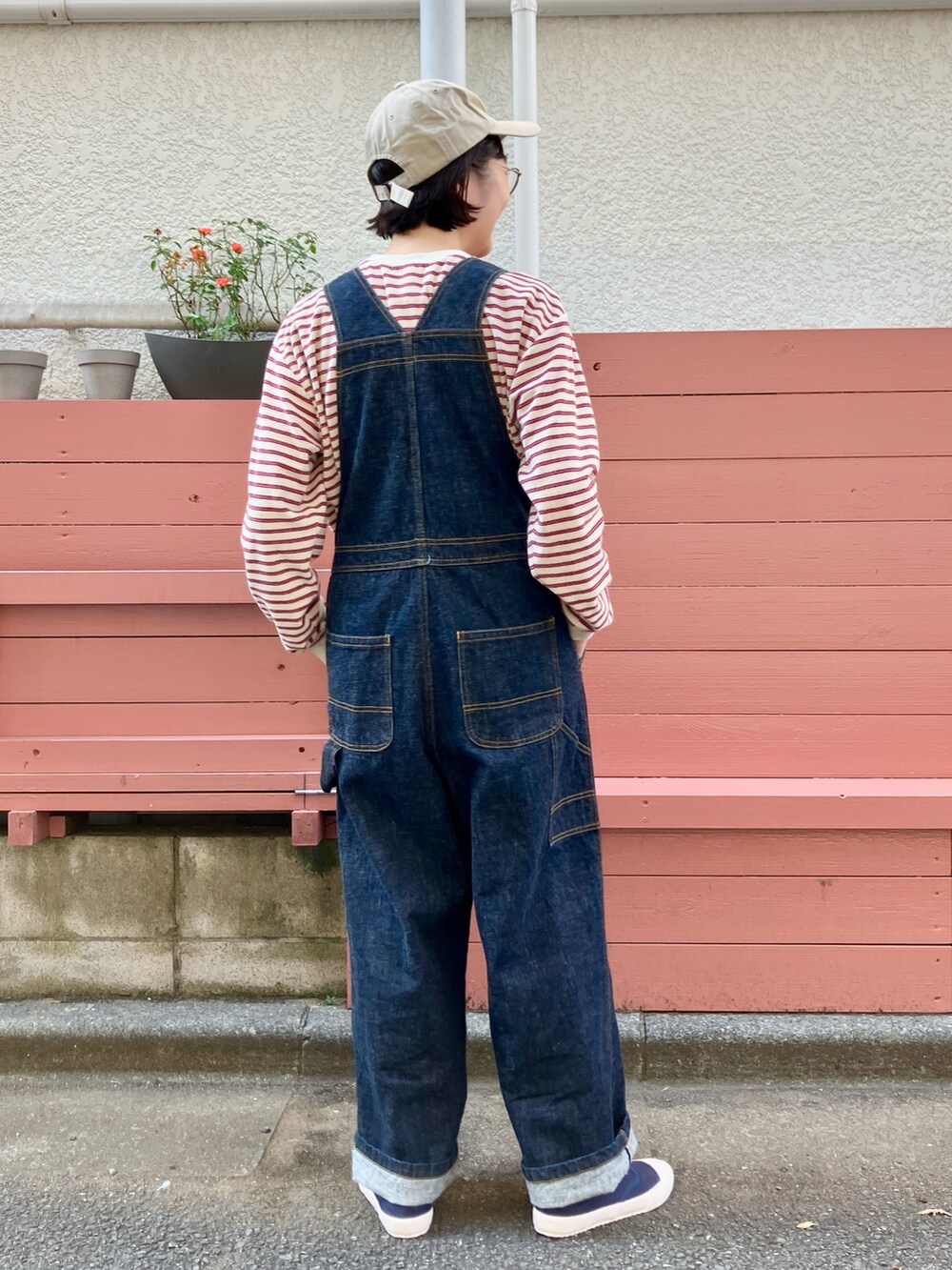 ベージュ系のTシャツ/カットソー、ブルー系のサロペット/オーバーオールを着用したレディースの秋コーディネートの3枚目の写真
