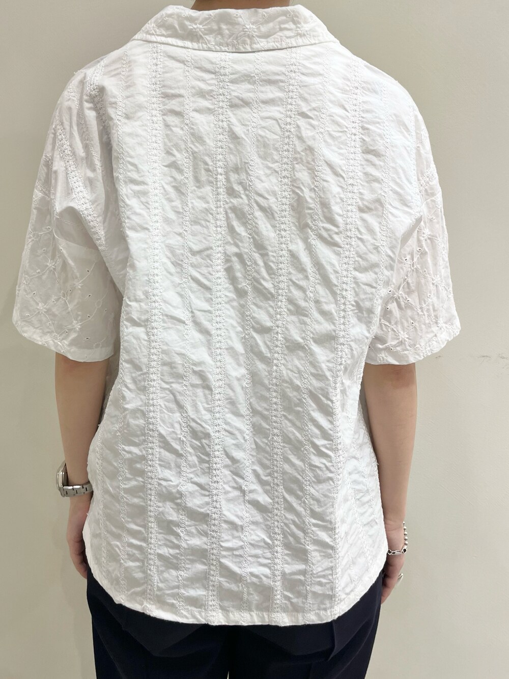 ホワイト系のシャツ/ブラウスを着用したレディースの夏コーディネートの4枚目の写真