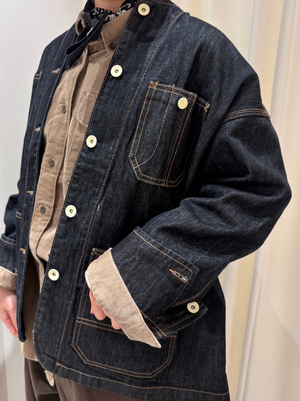 ブルー系のカバーオール、ベージュ系のシャツ/ブラウス、ブラウン系のその他パンツを着用したレディースの秋コーディネートの4枚目の写真