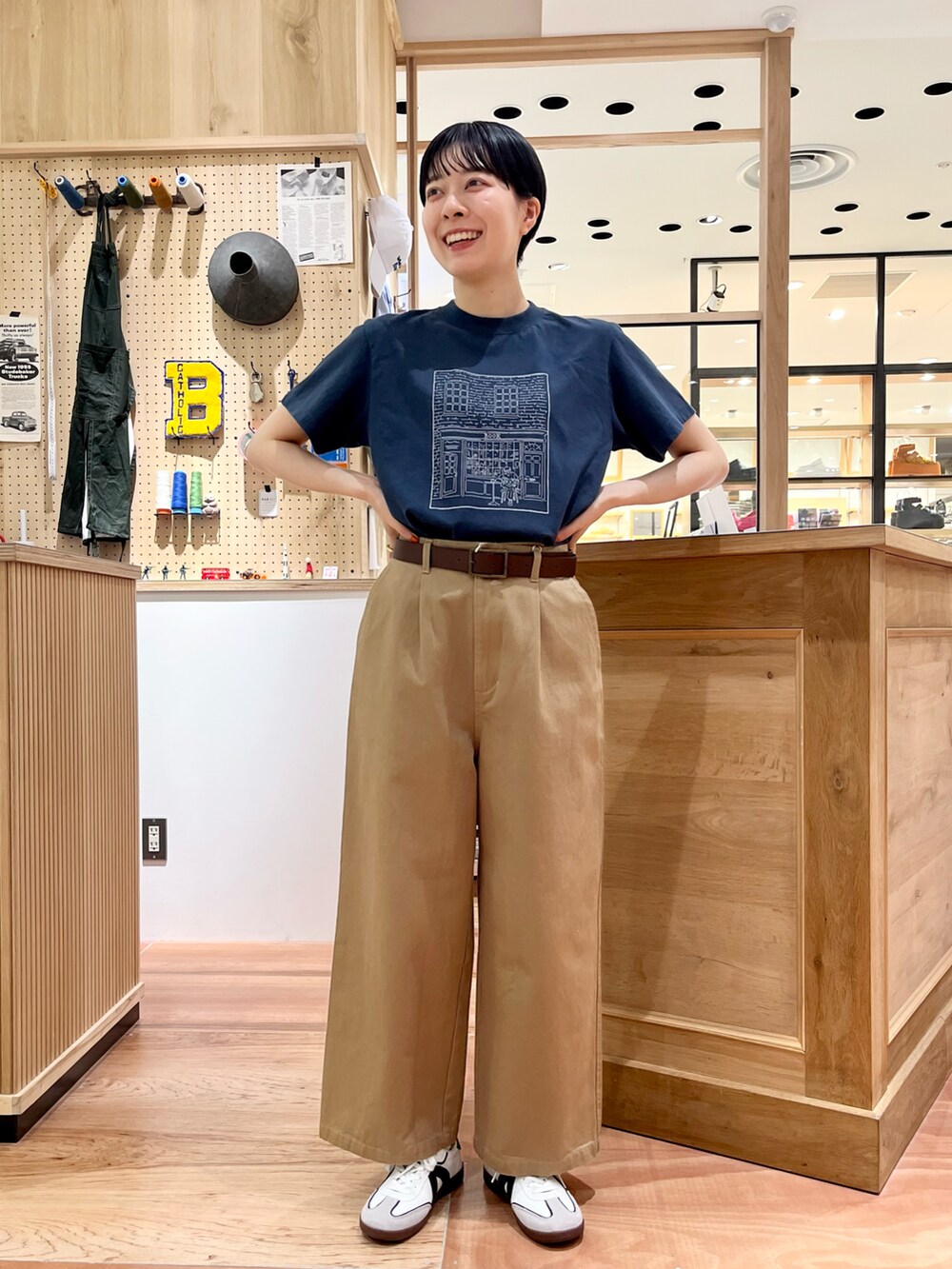 ホワイト系のシャツ/ブラウス、ブルー系のTシャツ/カットソー、ベージュ系のチノパンツを着用したレディースの夏コーディネートの4枚目の写真