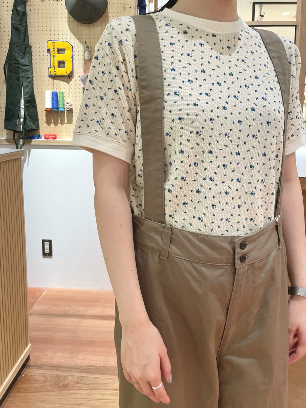 グリーン系のその他パンツ、ブルー系のTシャツ/カットソー、ブラック系のベストを着用したレディースの夏コーディネートの5枚目の写真