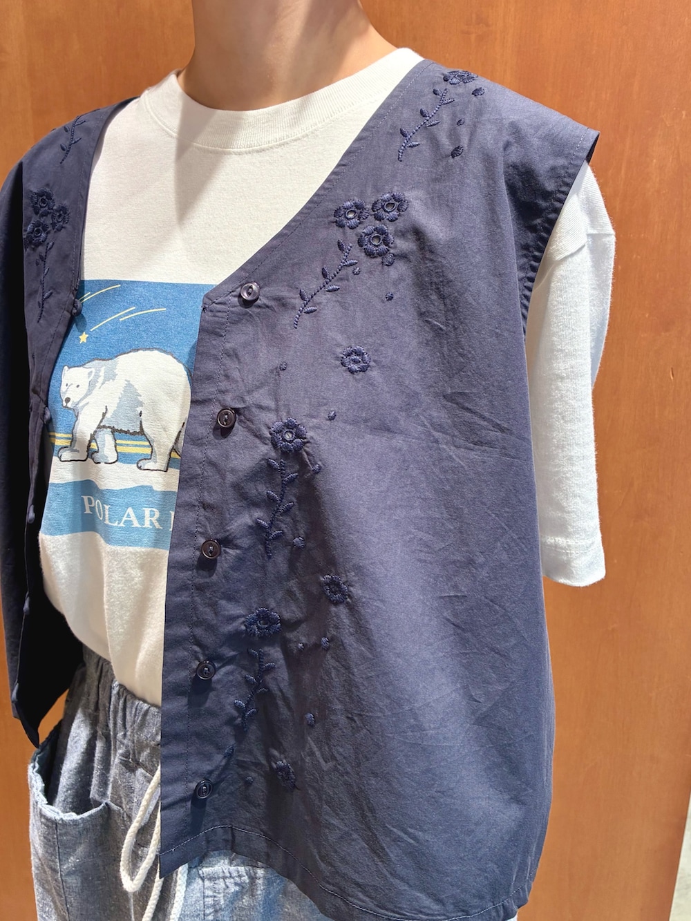 ブルー系のベスト、ホワイト系のTシャツ/カットソー、ブルー系のその他パンツを着用したレディースの夏コーディネートの4枚目の写真