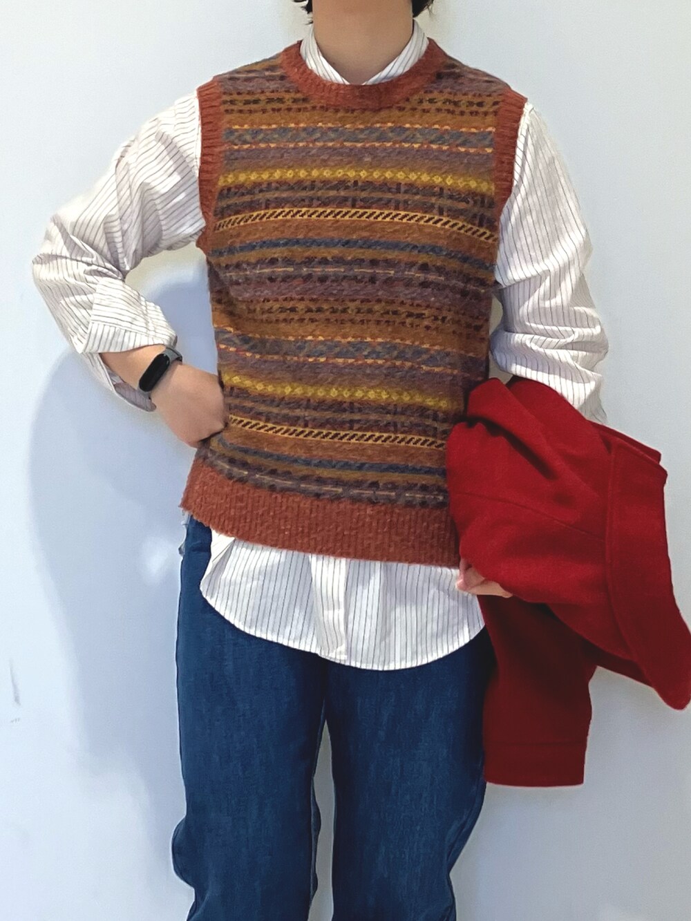 レッド系のその他アウター、レッド系のベスト、レッド系のシャツ/ブラウスを着用したレディースの冬コーディネートの4枚目の写真