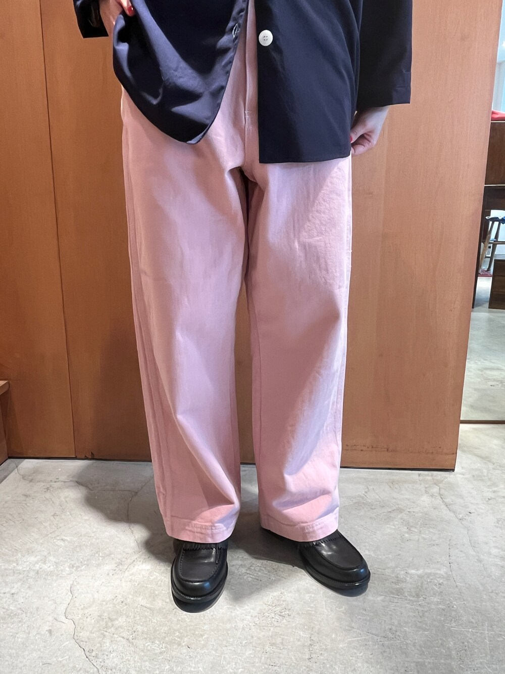 ブルー系のシャツ/ブラウス、ピンク系のデニムパンツを着用したレディースの春コーディネートの5枚目の写真