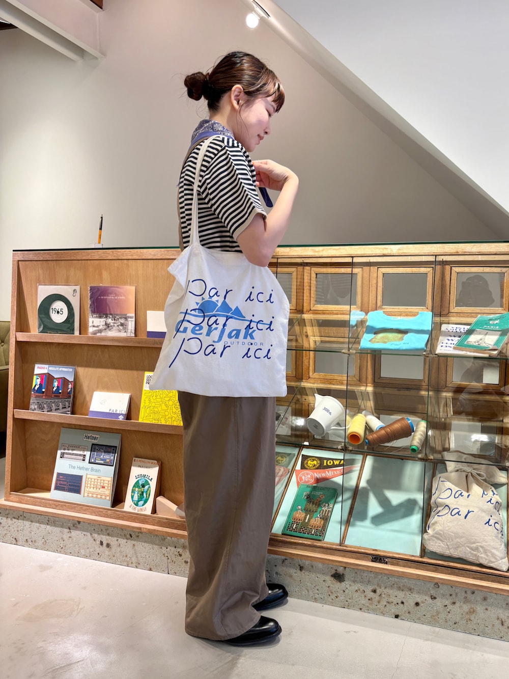グリーン系のTシャツ/カットソー、グリーン系のその他パンツを着用したレディースの夏コーディネートの2枚目の写真