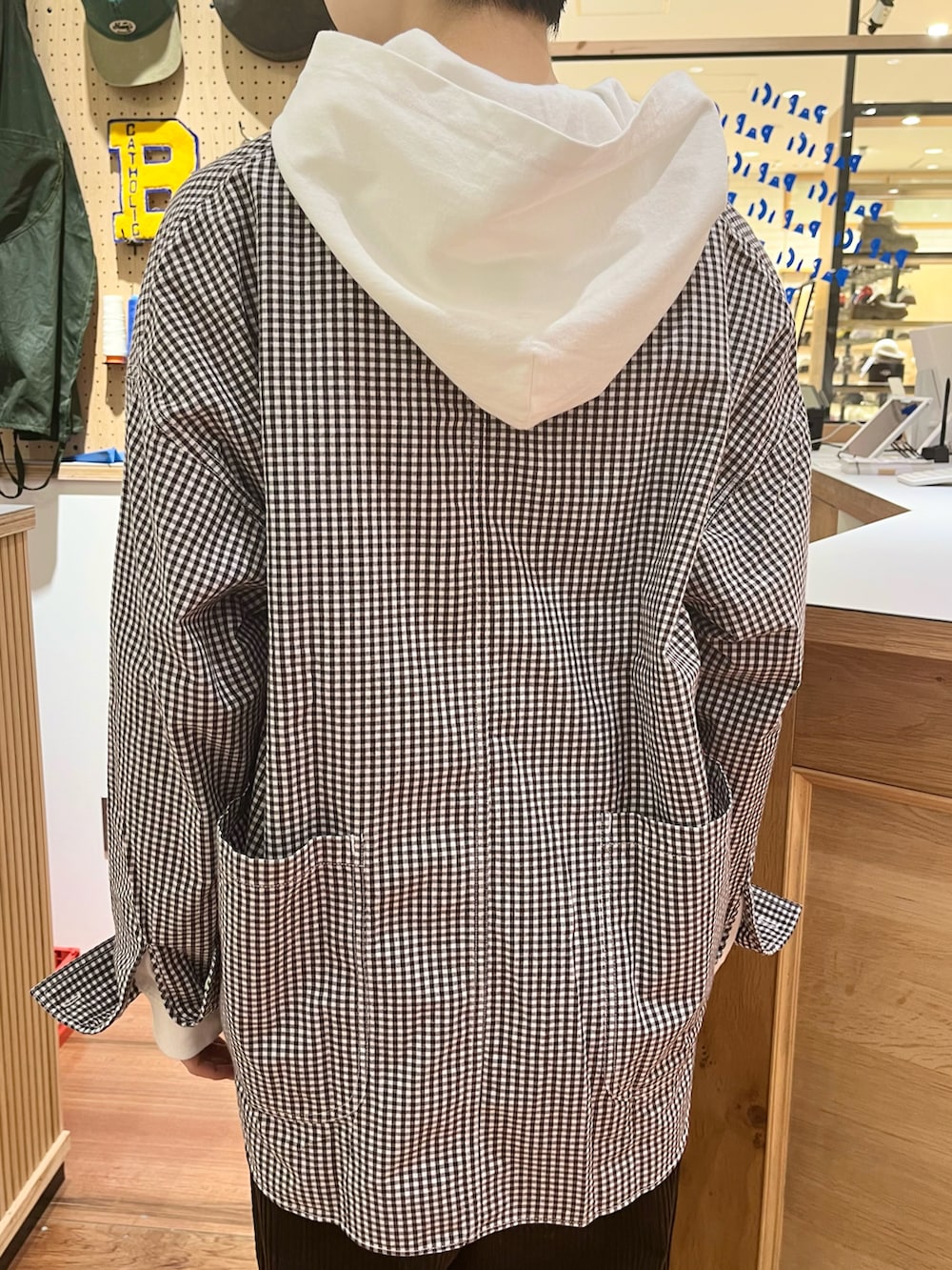 ブラウン系のシャツ/ブラウス、ホワイト系のTシャツ/カットソー、グリーン系のその他パンツを着用したレディースの秋コーディネートの4枚目の写真
