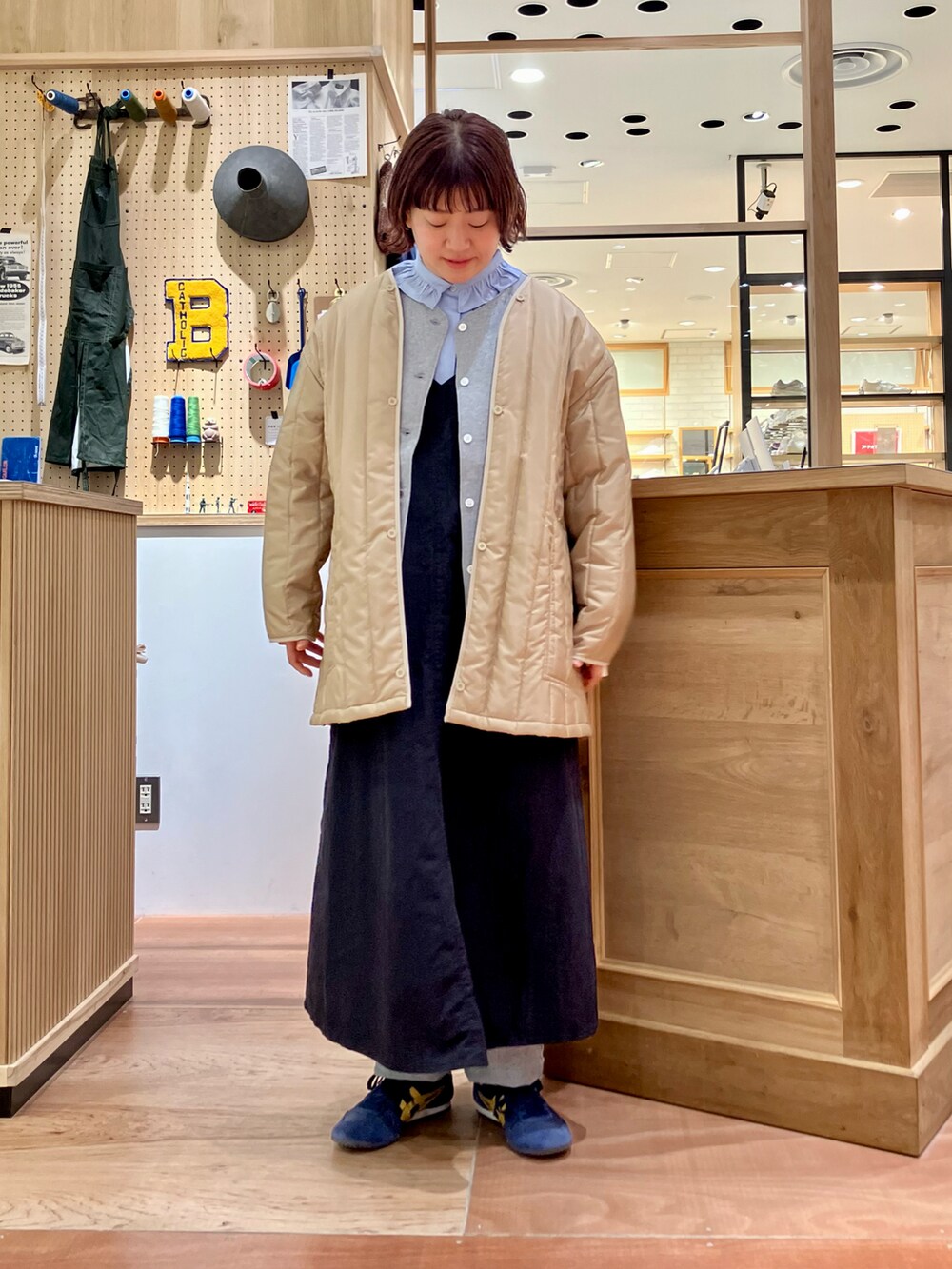 ブルー系のシャツ/ブラウス、グレー系のTシャツ/カットソー、ブラック系のワンピースを着用したレディースの春コーディネートの5枚目の写真