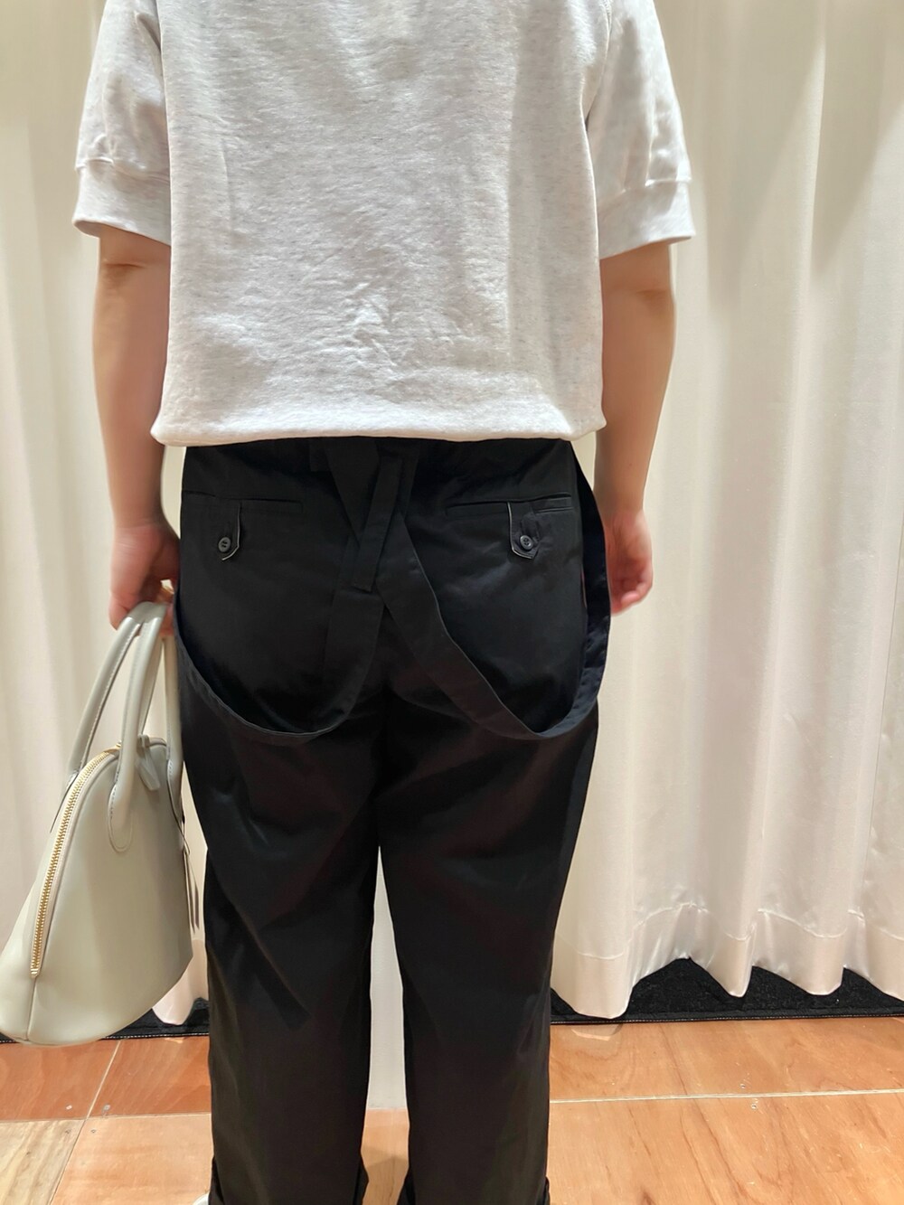 ホワイト系のTシャツ/カットソー、ブラック系のその他パンツを着用したレディースの夏コーディネートの3枚目の写真