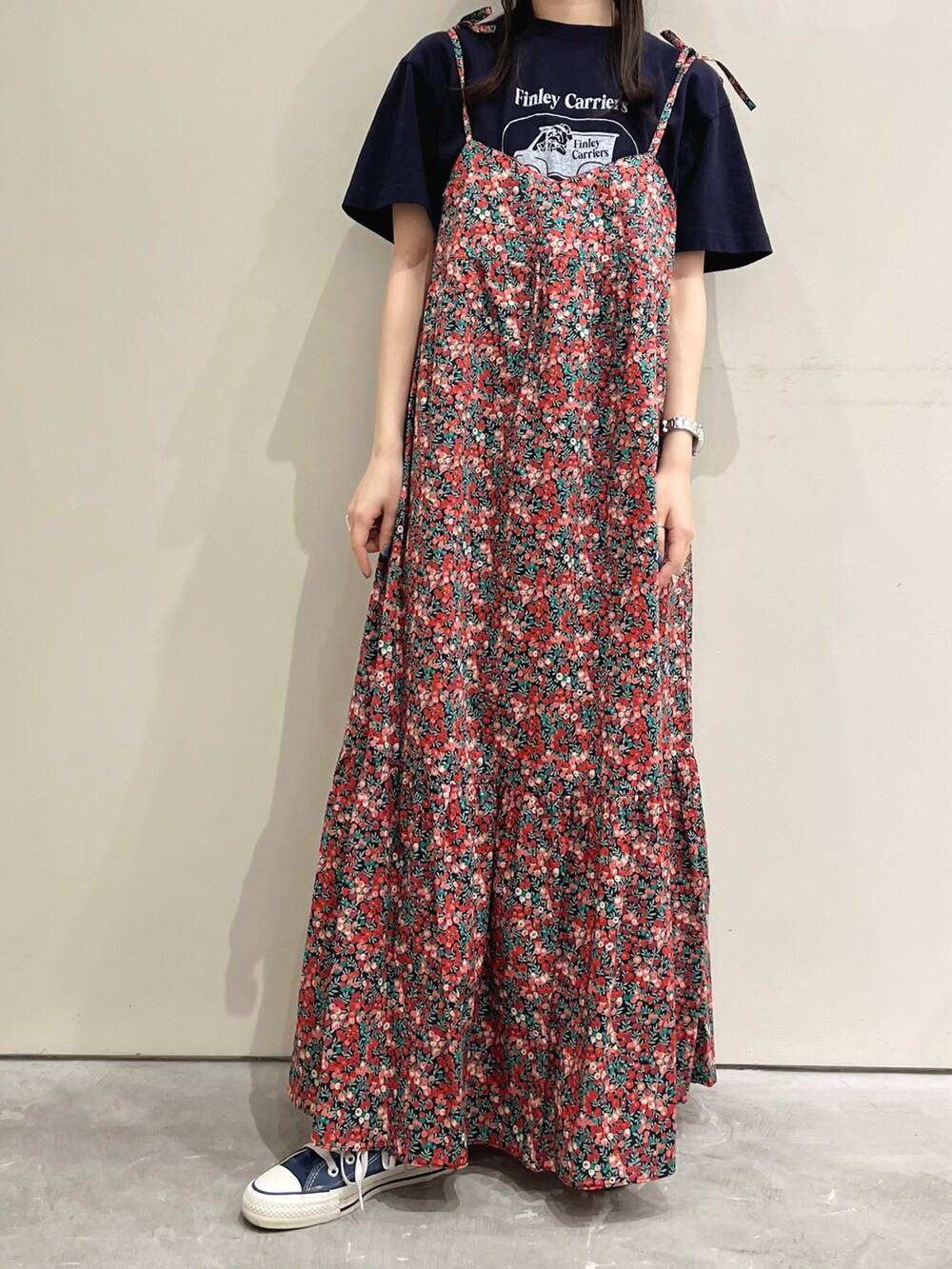 ブルー系のTシャツ/カットソー、レッド系のワンピース、ブルー系のキャップを着用したレディースの春コーディネートの5枚目の写真