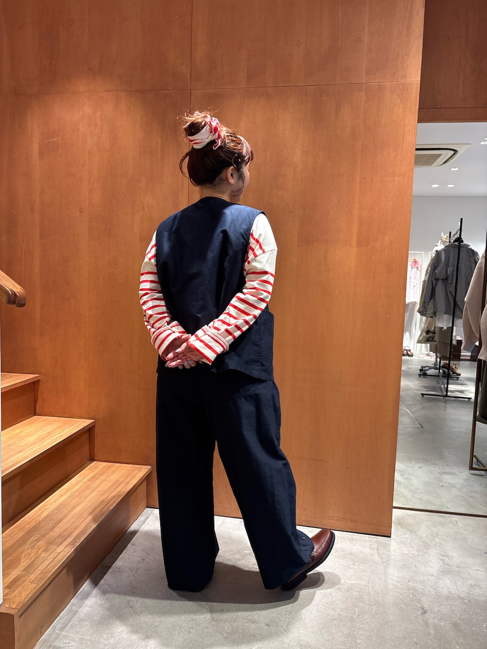 ブルー系のベスト、ブルー系のその他パンツ、レッド系のTシャツ/カットソーを着用したレディースの秋コーディネートの2枚目の写真