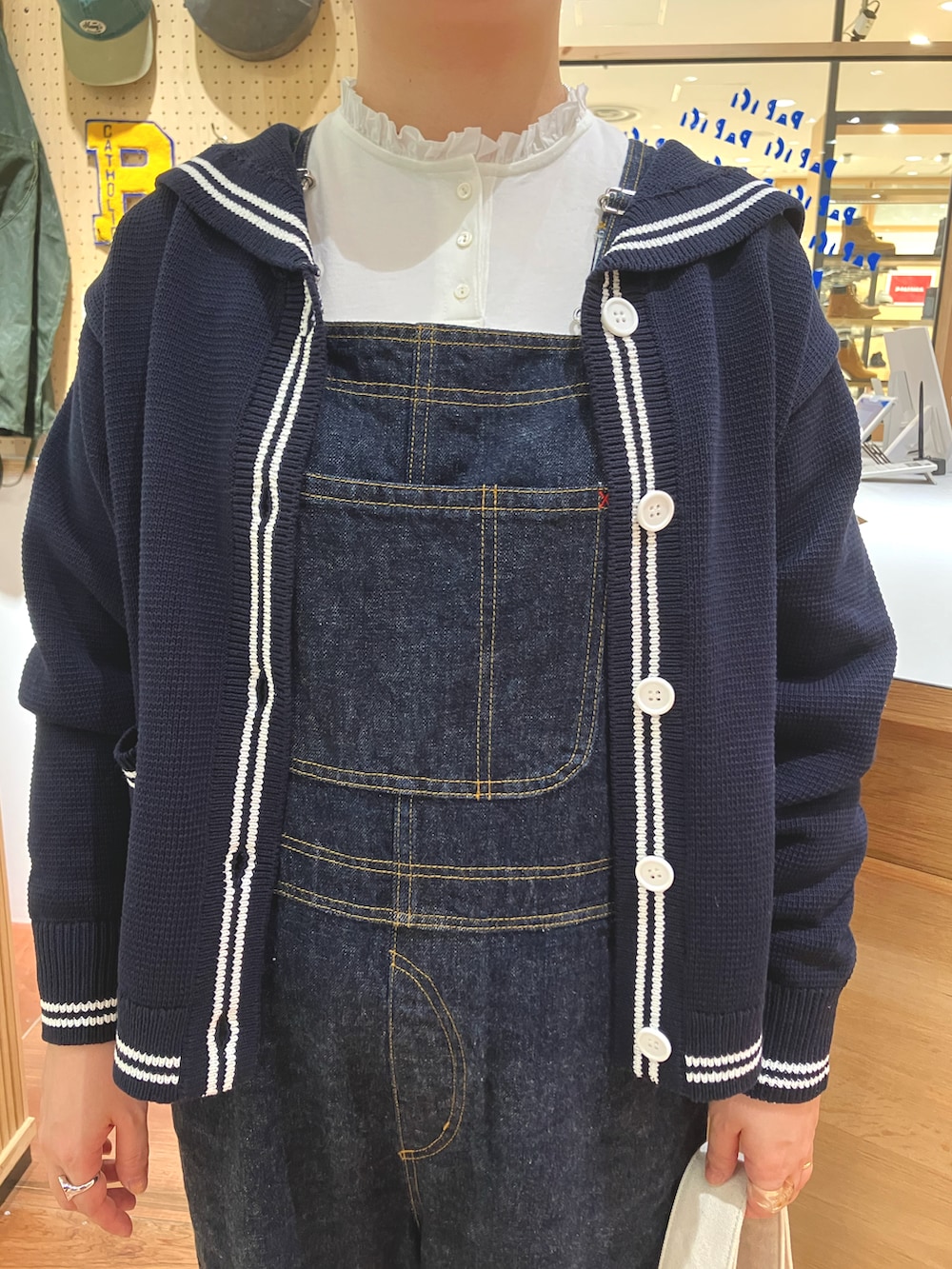 ブルー系のカーディガン/ボレロ、ホワイト系のTシャツ/カットソー、ブルー系のサロペット/オーバーオールを着用したレディースの秋コーディネートの2枚目の写真