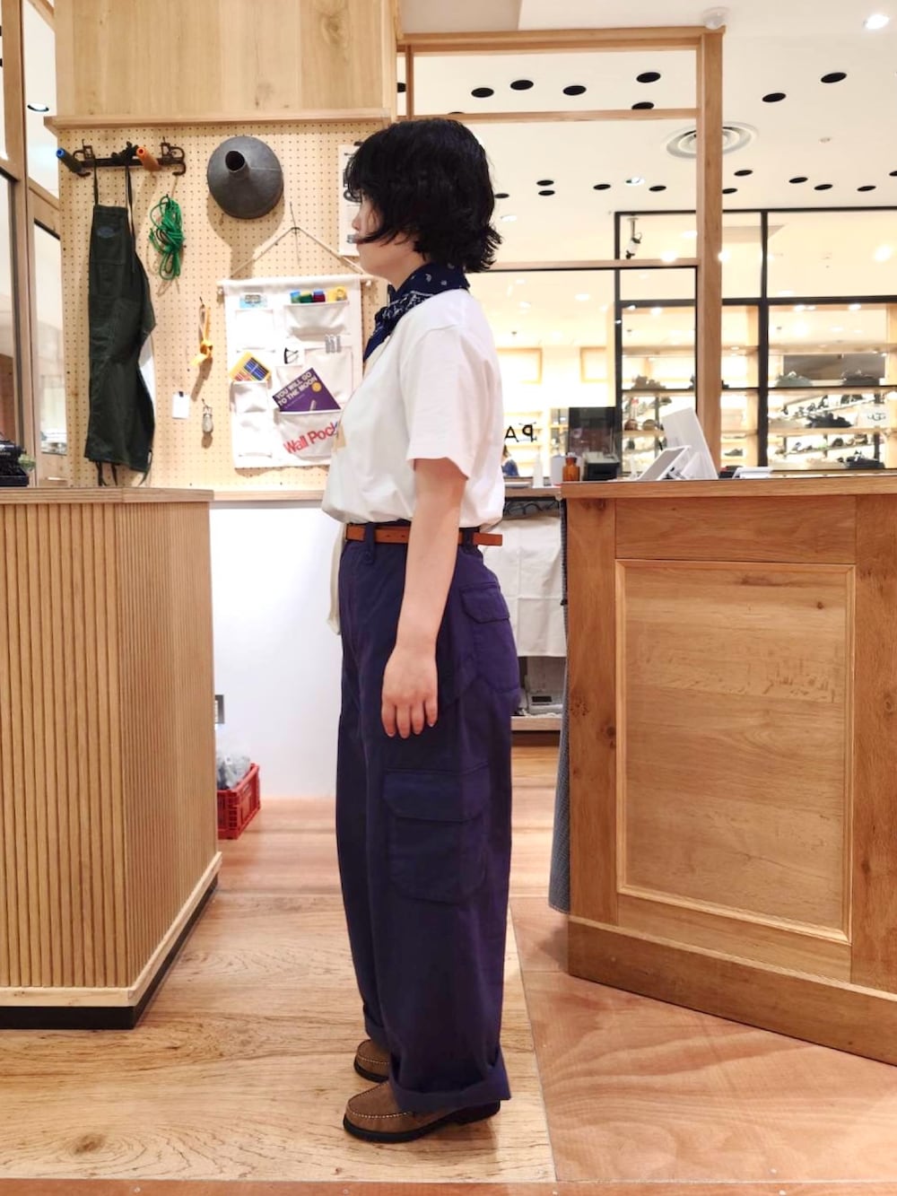 ブルー系のその他パンツ、ホワイト系のショルダーバッグ、ホワイト系のTシャツ/カットソーを着用したレディースの夏コーディネートの2枚目の写真