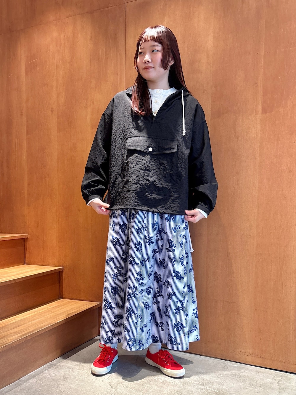 ホワイト系のTシャツ/カットソー、ブラック系のその他アウター、ブルー系のスカートを着用したレディースの春コーディネートの3枚目の写真