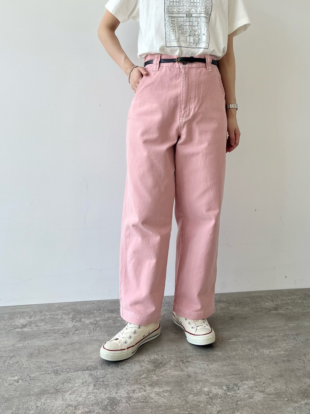 ホワイト系のTシャツ/カットソー、ピンク系のデニムパンツ、ブラック系のベルトを着用したレディースの夏コーディネートの5枚目の写真