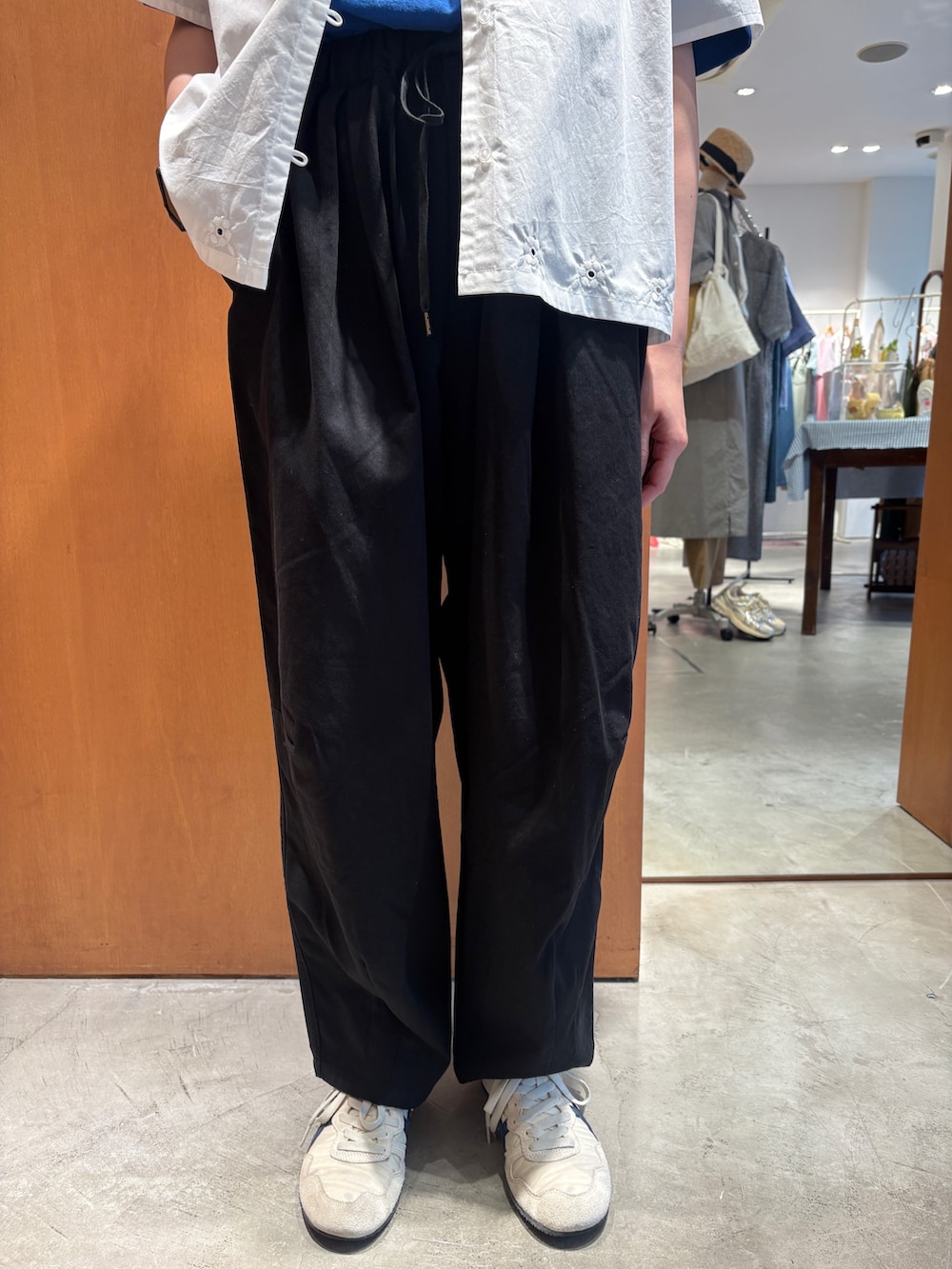 ホワイト系のシャツ/ブラウス、ブルー系のTシャツ/カットソー、ブラック系のその他パンツを着用したレディースの夏コーディネートの6枚目の写真