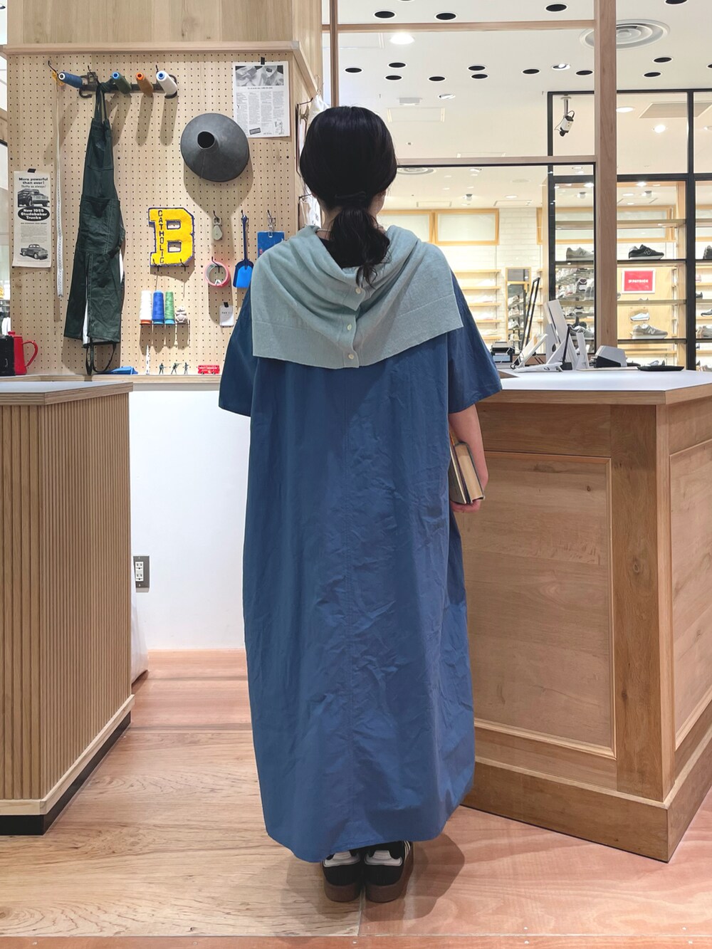 ブルー系のワンピース、ブルー系のカーディガン/ボレロを着用したレディースの春コーディネートの3枚目の写真