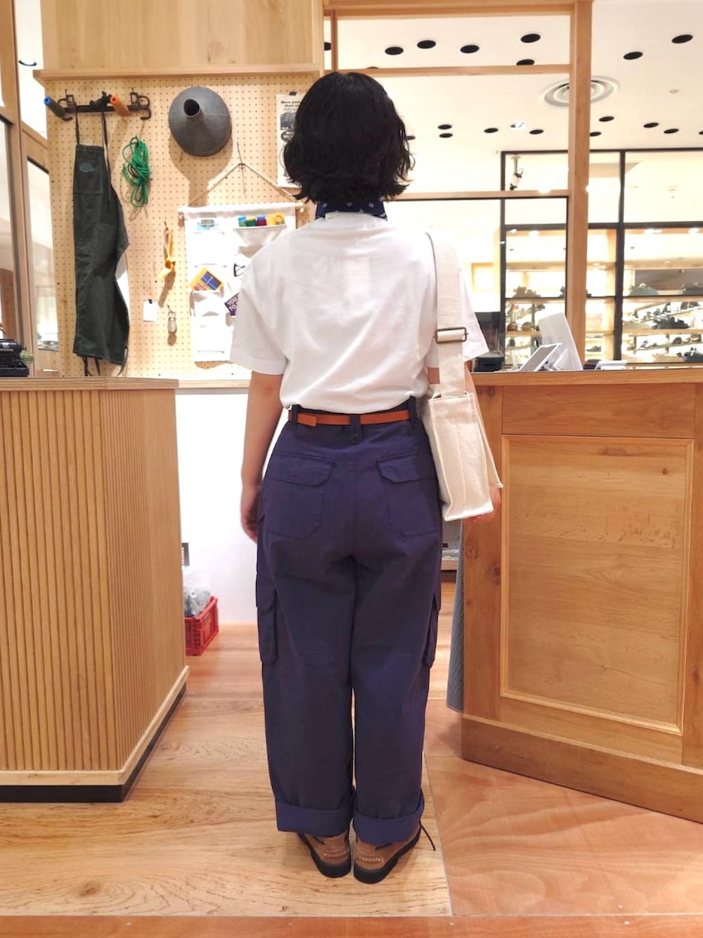 ブルー系のその他パンツ、ホワイト系のショルダーバッグ、ホワイト系のTシャツ/カットソーを着用したレディースの夏コーディネートの3枚目の写真