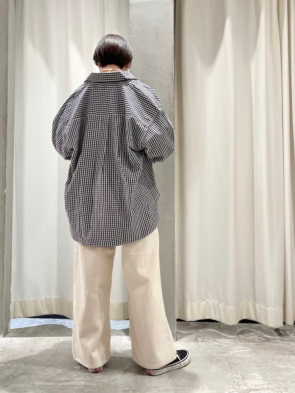 グレー系のTシャツ/カットソー、ホワイト系のその他パンツ、ブルー系のシャツ/ブラウスを着用したレディースの春コーディネートの2枚目の写真