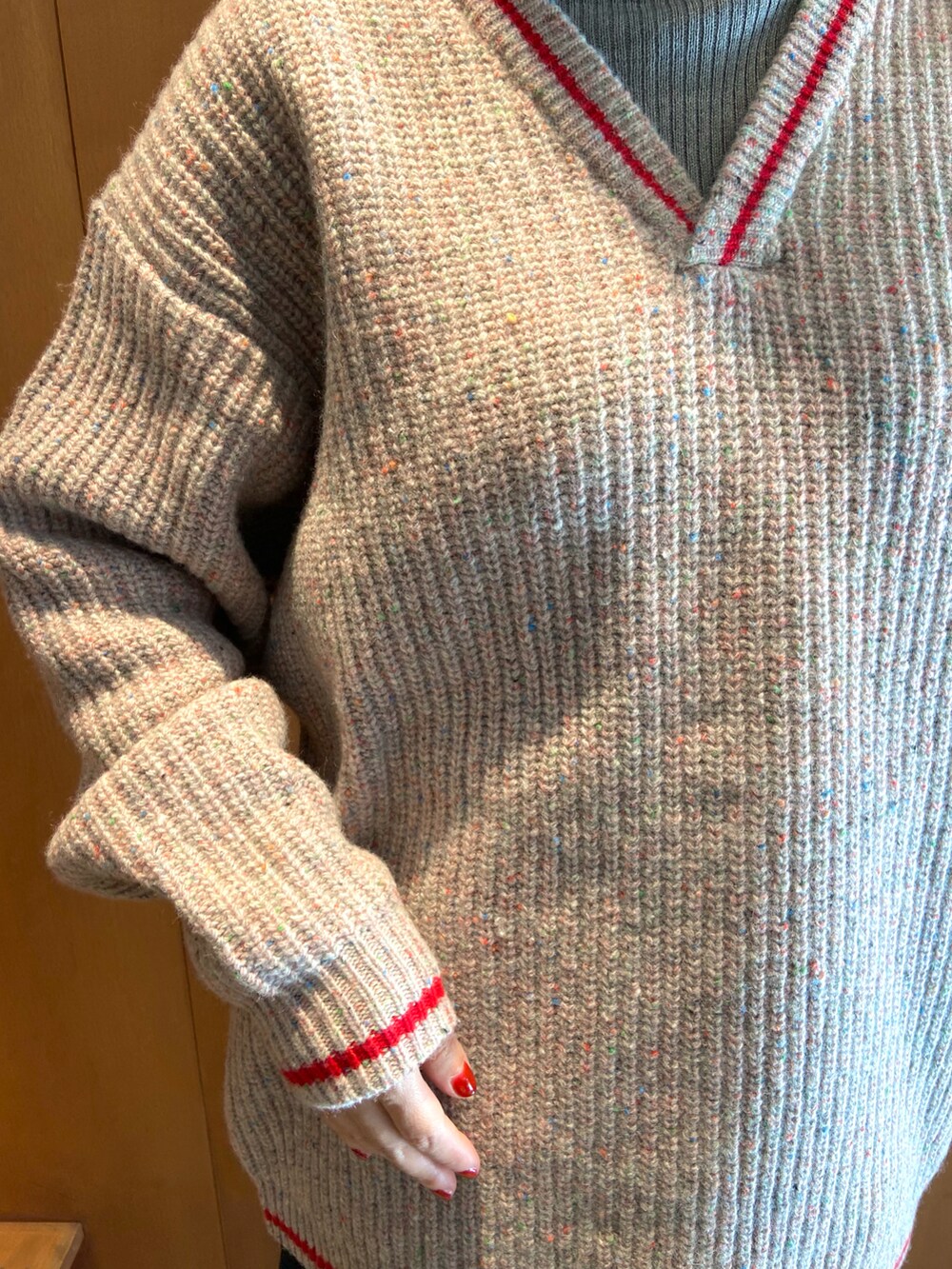 その他のニット/セーター、グレー系のニット/セーター、ブラック系のショルダーバッグを着用したレディースの秋コーディネートの3枚目の写真