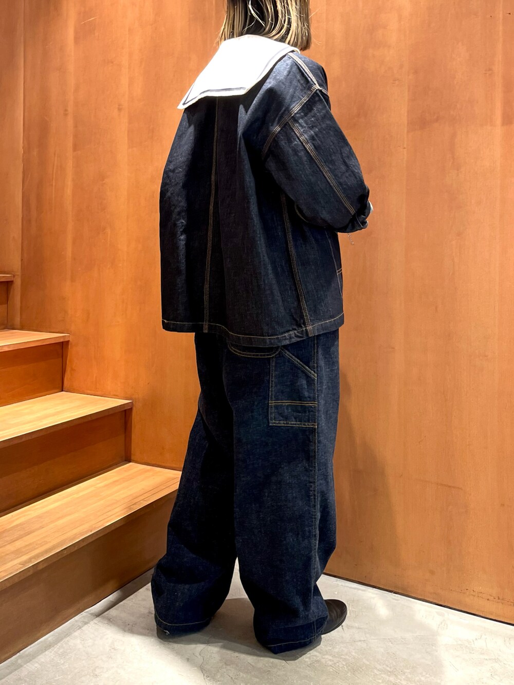 ブルー系のサロペット/オーバーオール、ブルー系のカバーオール、ホワイト系のシャツ/ブラウスを着用したレディースの夏コーディネートの2枚目の写真