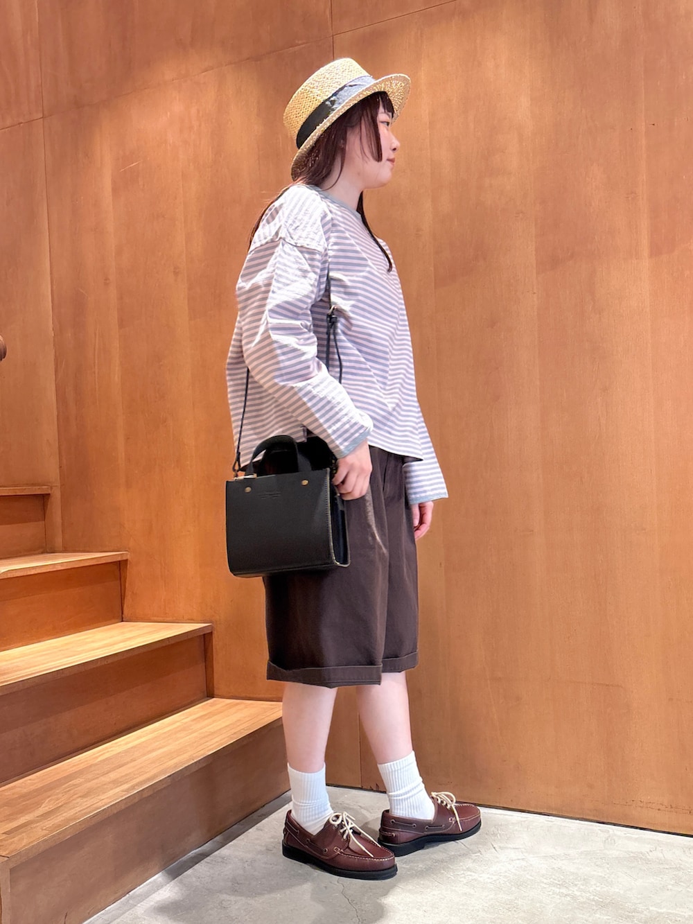 ピンク系のTシャツ/カットソー、ブラウン系のその他パンツ、ブラウン系のモカシン/デッキシューズを着用したレディースの春コーディネートの3枚目の写真