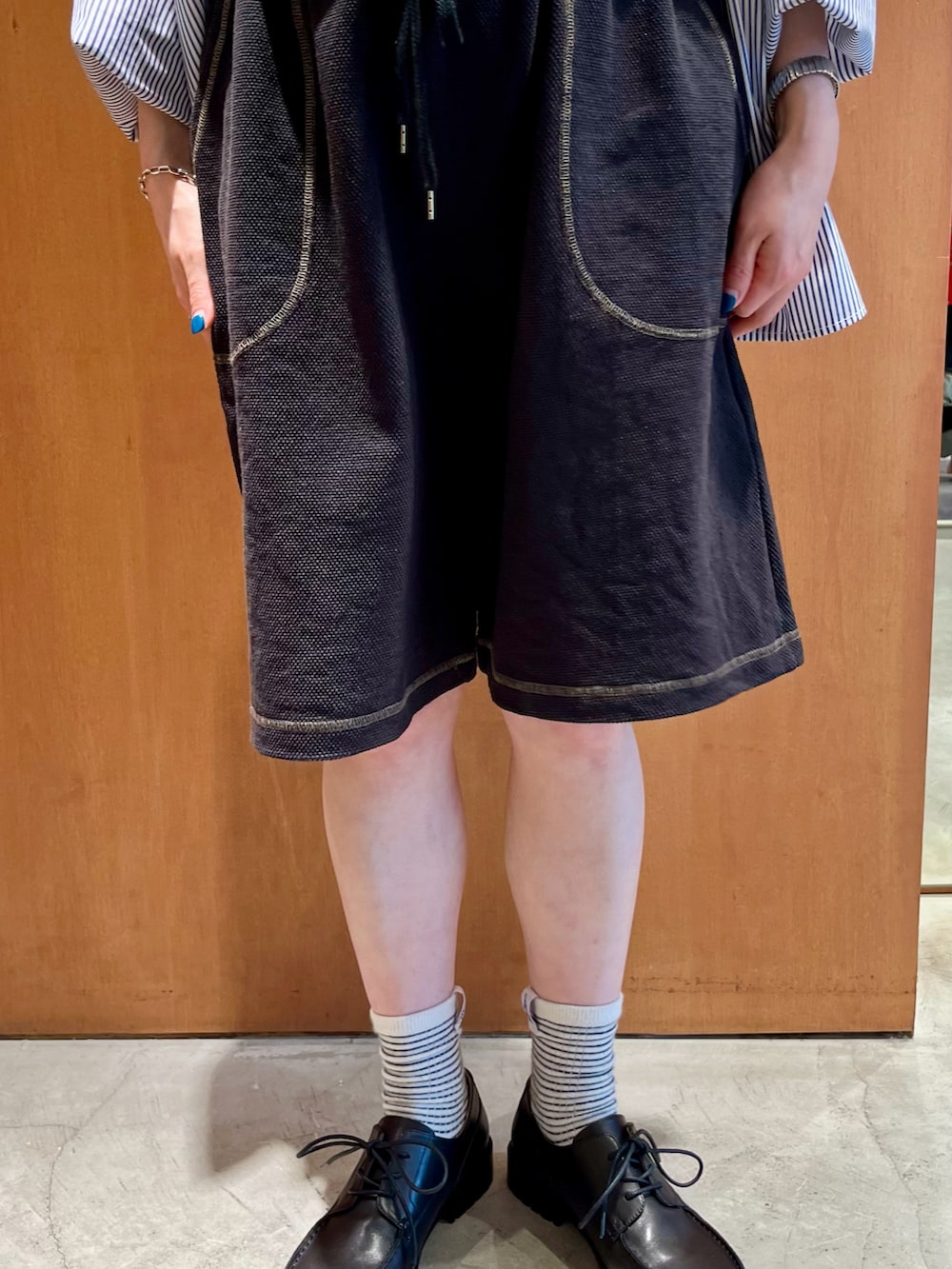 ホワイト系のシャツ/ブラウス、ホワイト系のTシャツ/カットソー、ブラック系のその他パンツを着用したレディースの春コーディネートの5枚目の写真