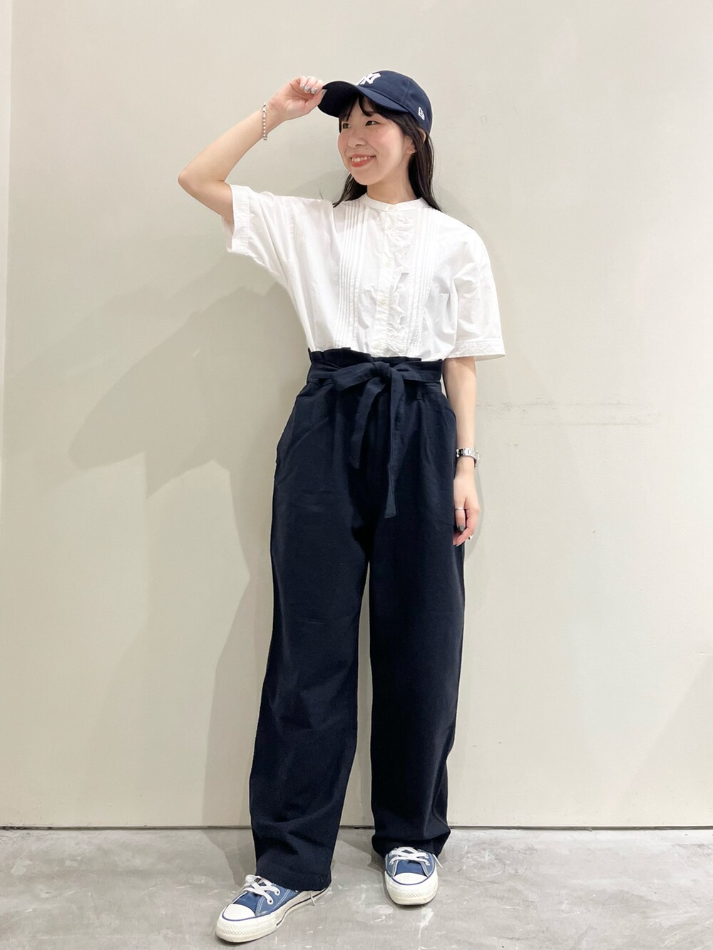 ホワイト系のシャツ/ブラウス、ブラック系のその他パンツを着用したレディースの春コーディネートの2枚目の写真