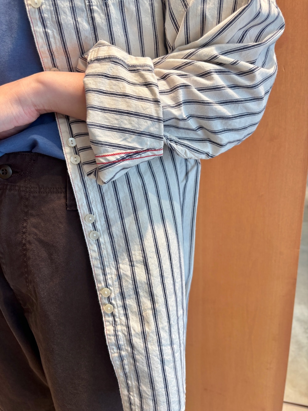 その他のシャツ/ブラウス、ブルー系のTシャツ/カットソー、ブラウン系のその他パンツを着用したレディースの夏コーディネートの8枚目の写真