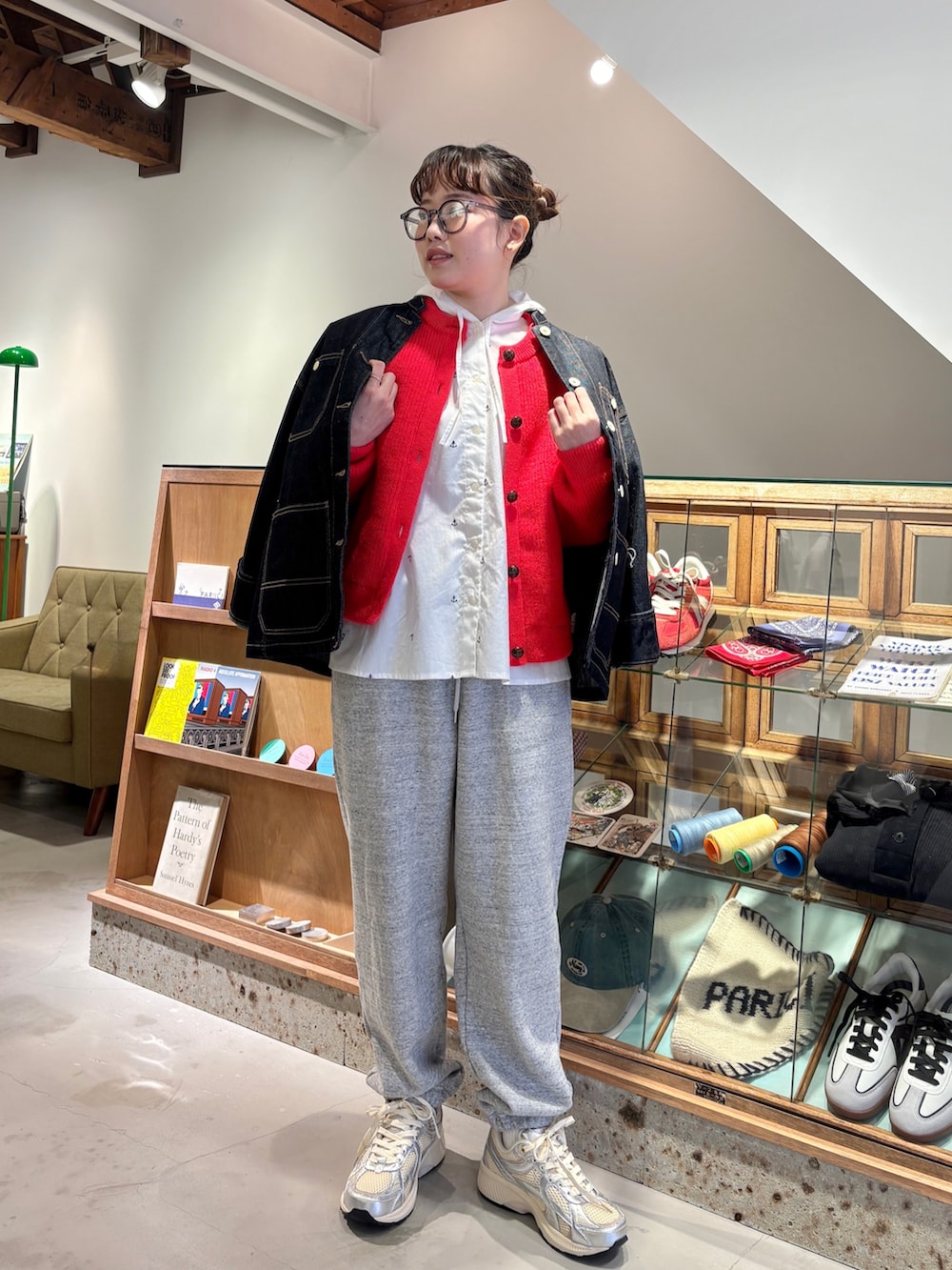 ホワイト系のシャツ/ブラウス、オレンジ系のカーディガン/ボレロ、グレー系のスウェットパンツを着用したレディースの冬コーディネートの4枚目の写真