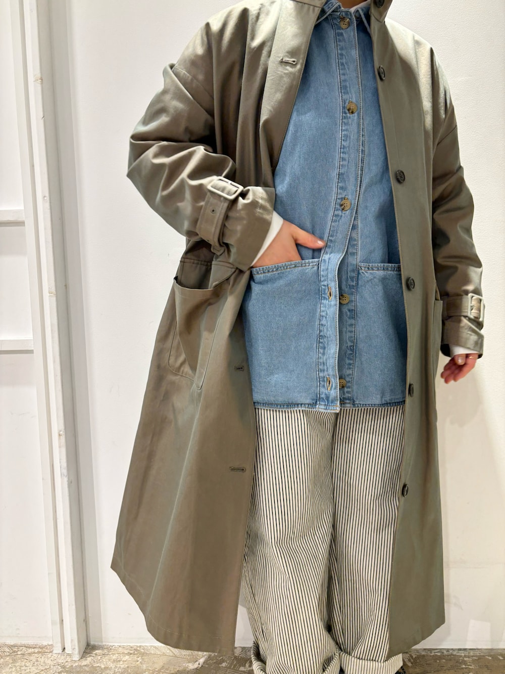 グリーン系のその他アウター、ブルー系のシャツ/ブラウス、グリーン系のその他パンツを着用したレディースの春コーディネートの3枚目の写真