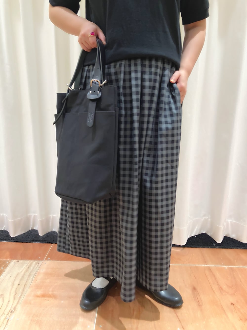 ブラック系のTシャツ/カットソー、グレー系のスカート、ブルー系の付け襟を着用したレディースの夏コーディネートの3枚目の写真