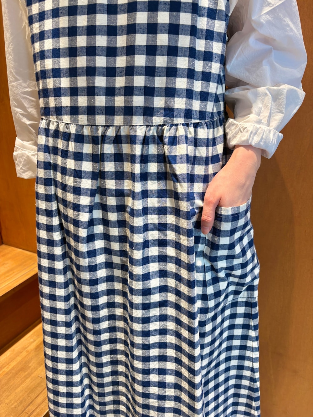 ブルー系のカバーオール、ブルー系のワンピース、ホワイト系のシャツ/ブラウスを着用したレディースの春コーディネートの8枚目の写真