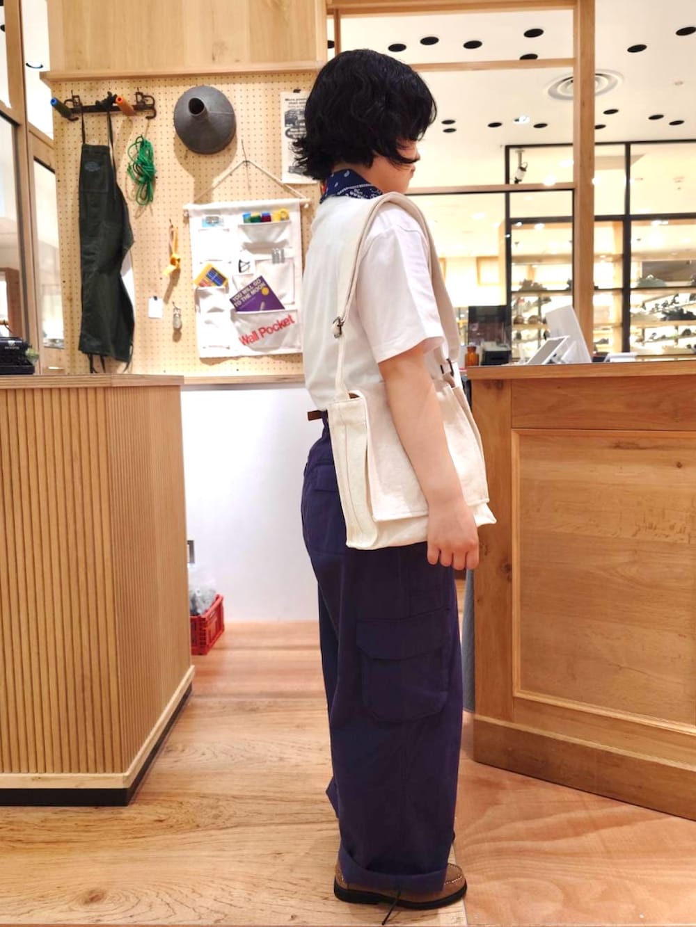 ブルー系のその他パンツ、ホワイト系のショルダーバッグ、ホワイト系のTシャツ/カットソーを着用したレディースの夏コーディネートの4枚目の写真