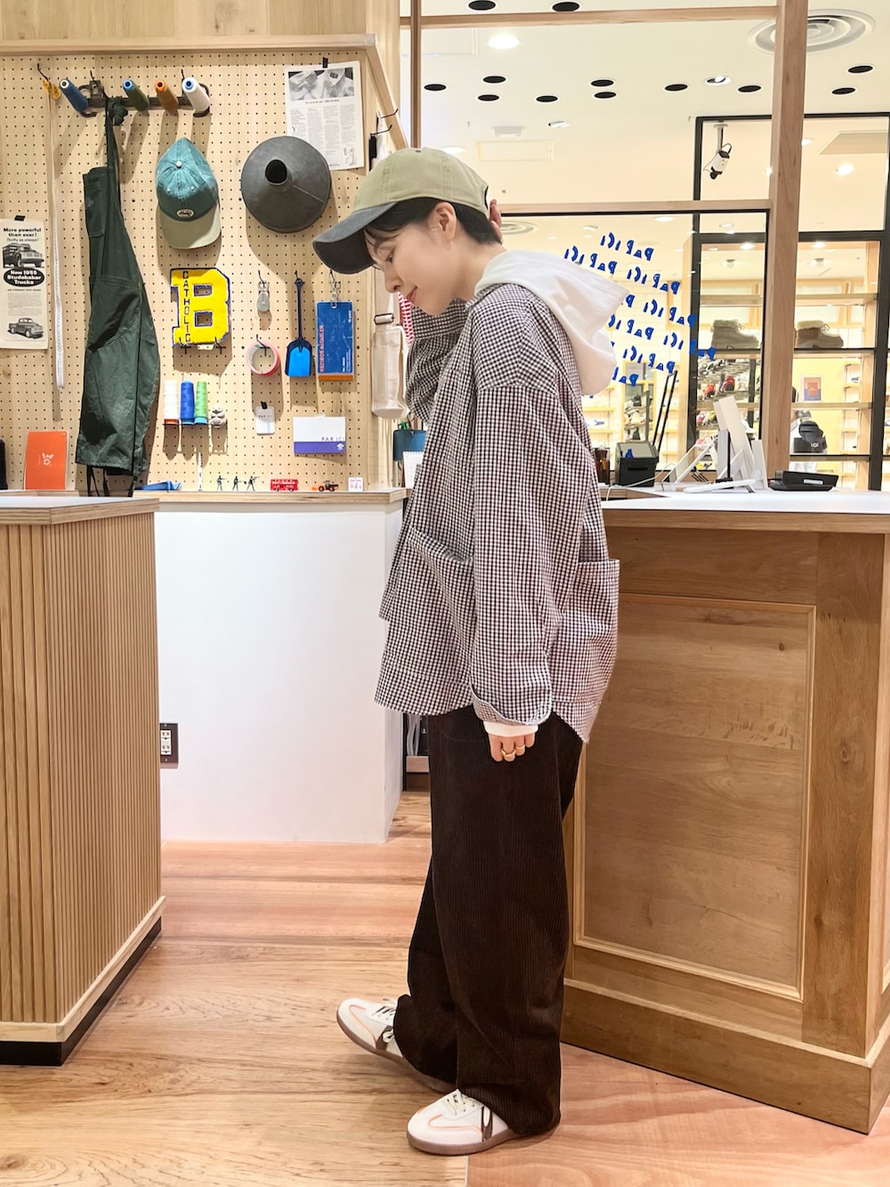 ブラウン系のシャツ/ブラウス、ホワイト系のTシャツ/カットソー、グリーン系のその他パンツを着用したレディースの秋コーディネートの3枚目の写真
