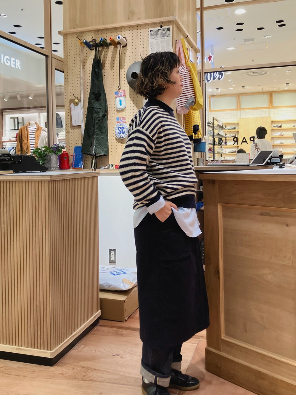 その他のニット/セーター、グリーン系のスカート、ブルー系のデニムパンツを着用したレディースの秋コーディネートの2枚目の写真