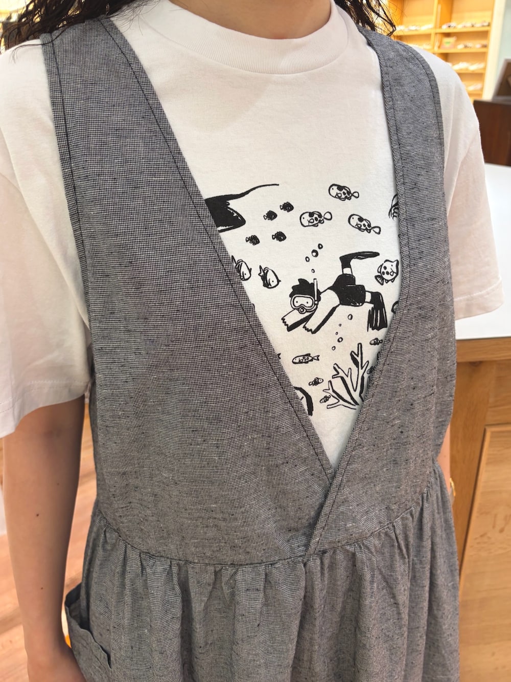 ホワイト系のTシャツ/カットソー、ブラック系のワンピースを着用したレディースの夏コーディネートの4枚目の写真