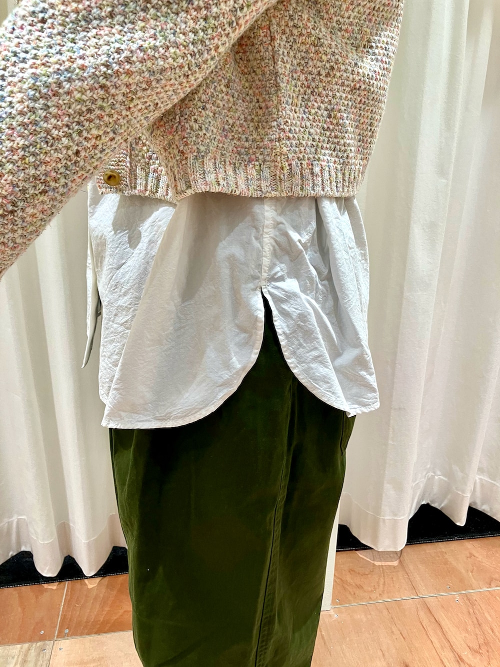 ホワイト系のシャツ/ブラウス、グリーン系のその他パンツを着用したレディースの冬コーディネートの5枚目の写真