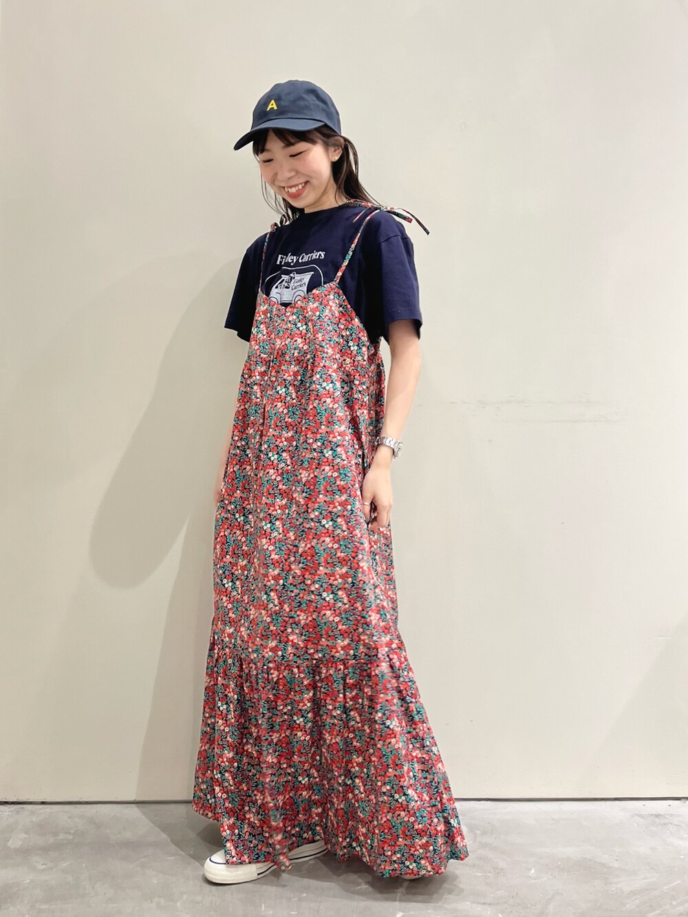 ブルー系のTシャツ/カットソー、レッド系のワンピース、ブルー系のキャップを着用したレディースの春コーディネートの2枚目の写真
