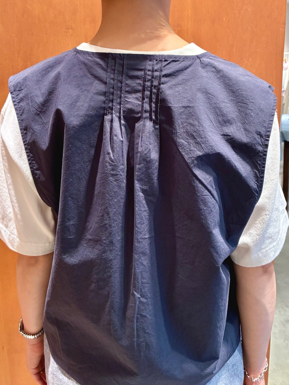 ブルー系のベスト、ホワイト系のTシャツ/カットソー、ブルー系のその他パンツを着用したレディースの夏コーディネートの5枚目の写真